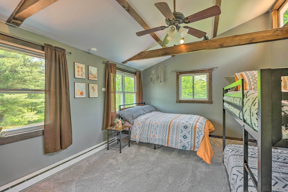 Poconos Cottage w/ Fire Pit: Near Lake Harmony