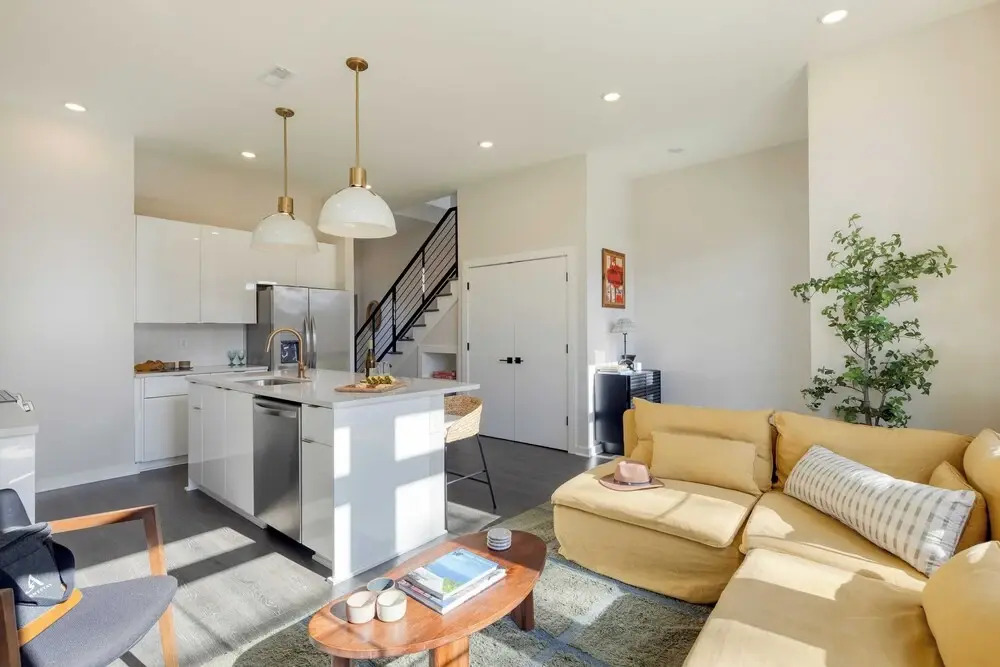 2 New Townhomes w/ Balcony, Mins to Broadway, Sleeps 16 98 Degrees & The Stage