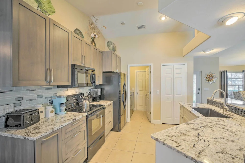 Lanai & Heated Pool: Stunning Cape Coral Getaway