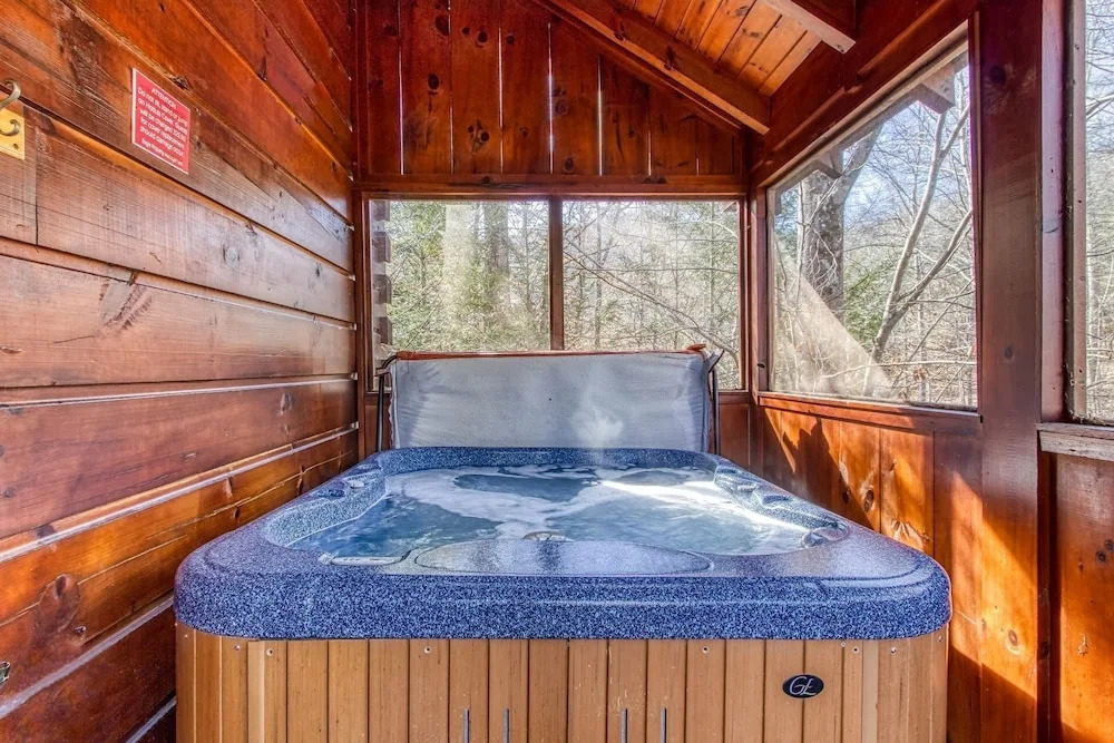 ER83 - Savage Loft - Your Close to the Action Cabin Getaway cabin