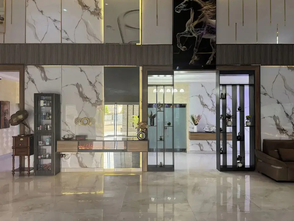 Silver Gate Hotel and Suites