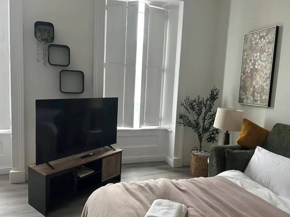 Family - Central - Parking - Wifi - Sleeps 4