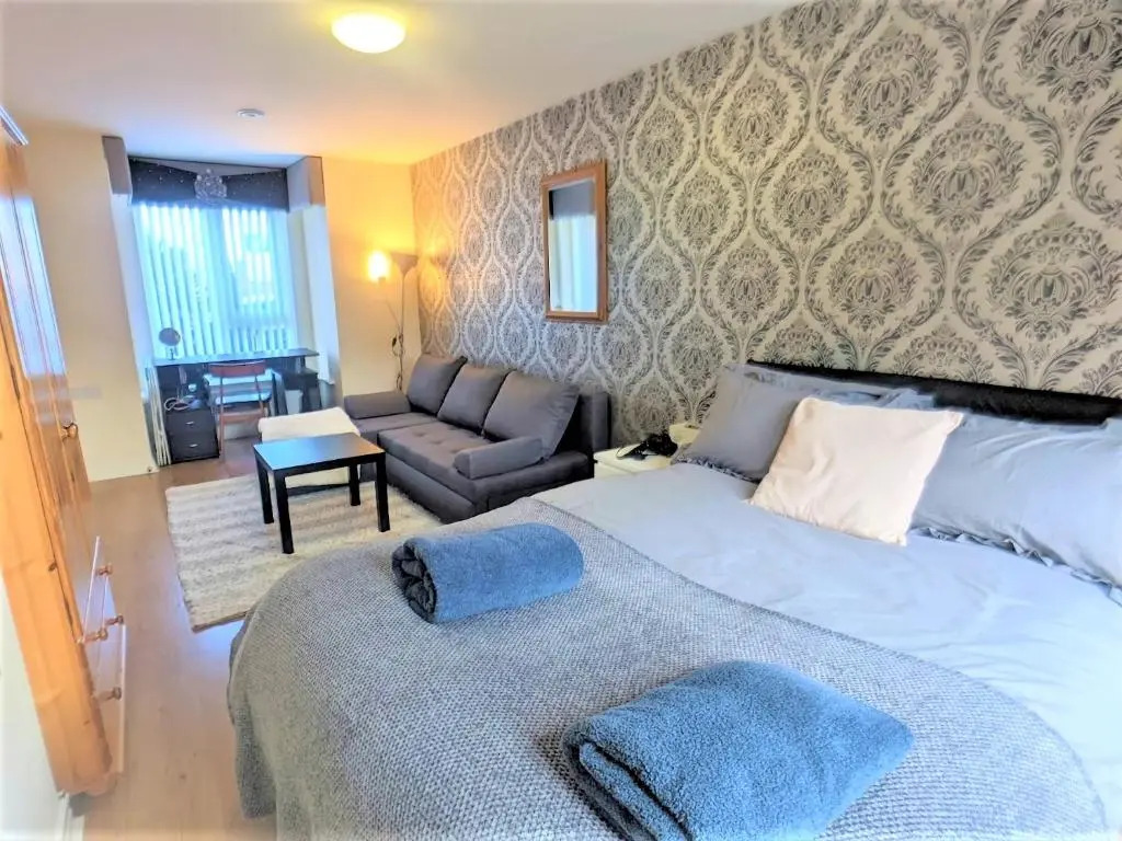 4 Bedrooms 3 Baths Large House Near City Centre, Free Parking