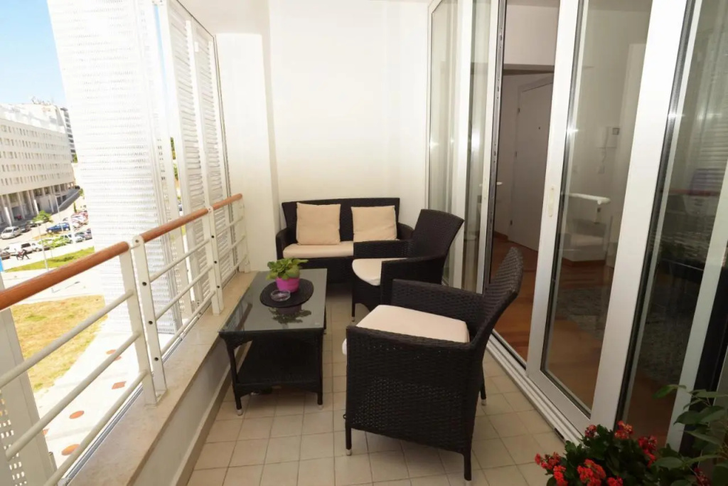 Base Bridge Apartment