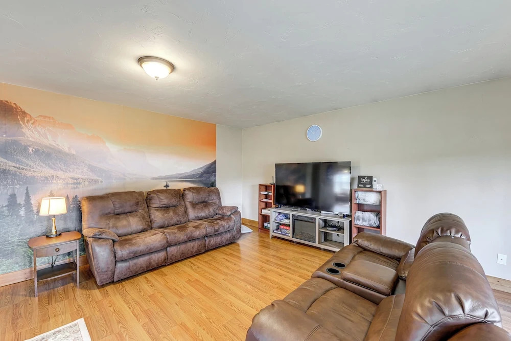 Columbia Falls Private Retreat: Pool Table & Deck!