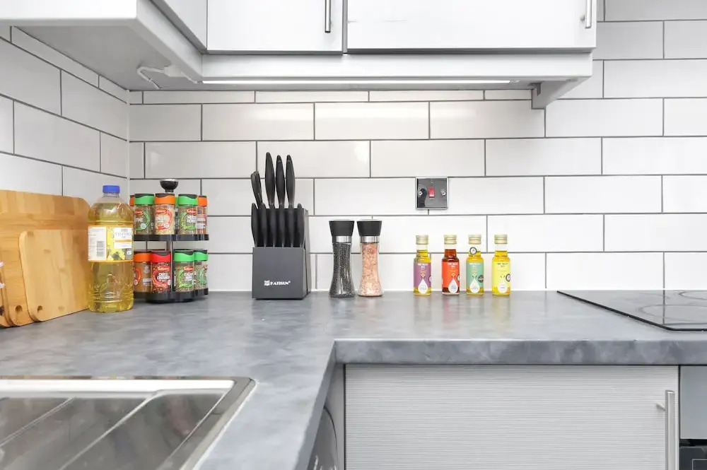 Stylish 4-bed Apartment - Parking & Central Links