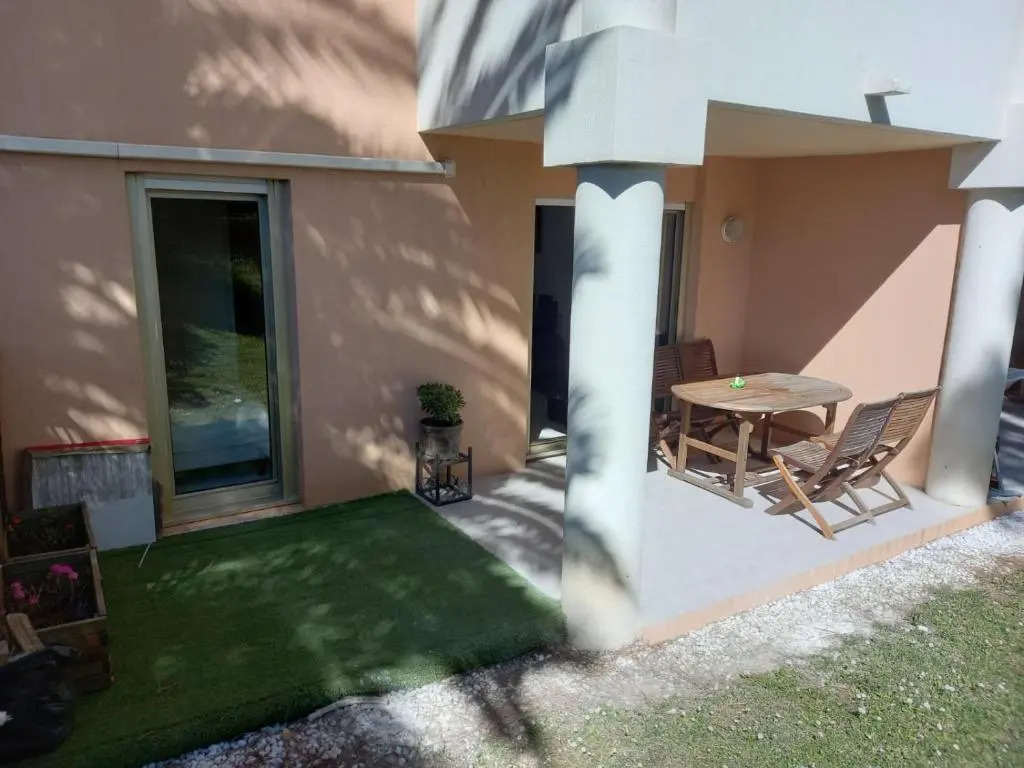 T3 A/C Côte d'Azur, Piscine, Plage à 350m, WIFI