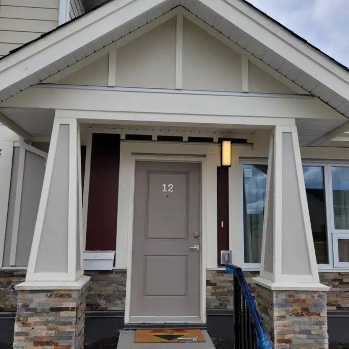 Brand New Luxury 1 bedroom Townhouse with full kitchen