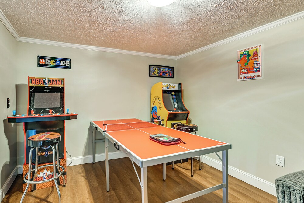 Lake Days & Fireside Nights! Updated Burnside Home