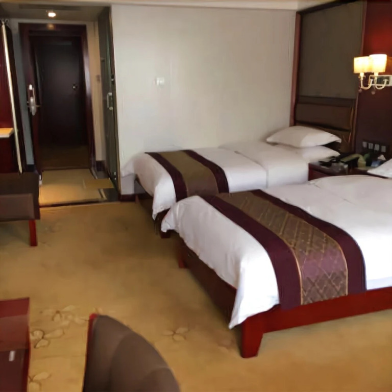 Yuebanwan Hotel (Fat Donglai at Xuchang Railway Station)