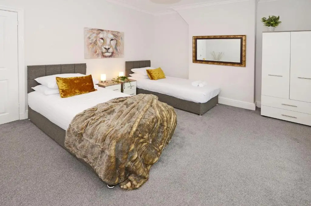 Hampton House by YourStays - 4 Bedroom House in Centre of Crewe