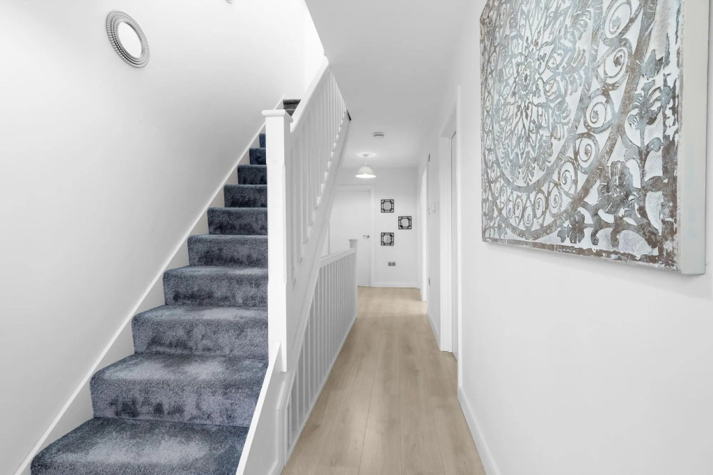 Modern 4 Bedroom House 03 With Parking in Farnham