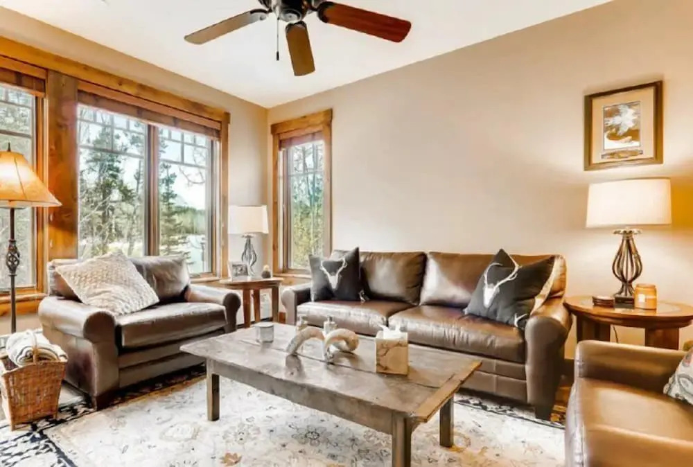 Luxury 2 Bedroom Mountain Vacation Residence With Hot Tub, Pool, and Easy Access to Ski Slopes
