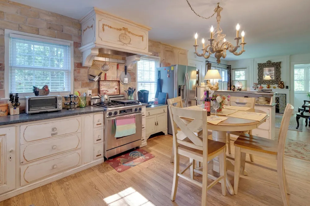 7 Mi to The Biltmore: 'Le Canard' Cottage w/ Porch