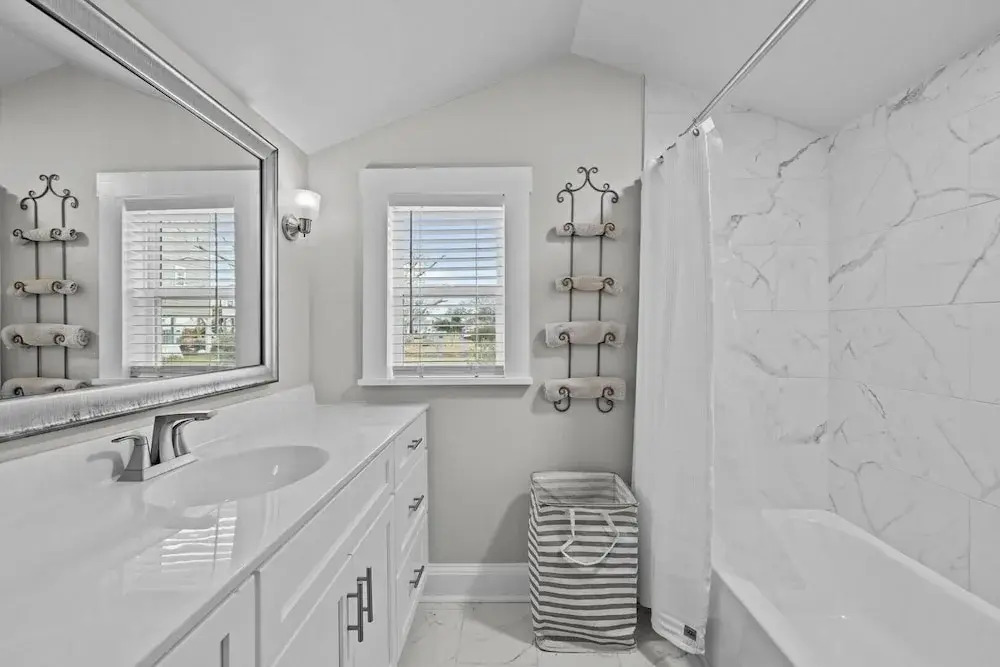 Conch's Point Cottage 2 Bedroom Home by RedAwning