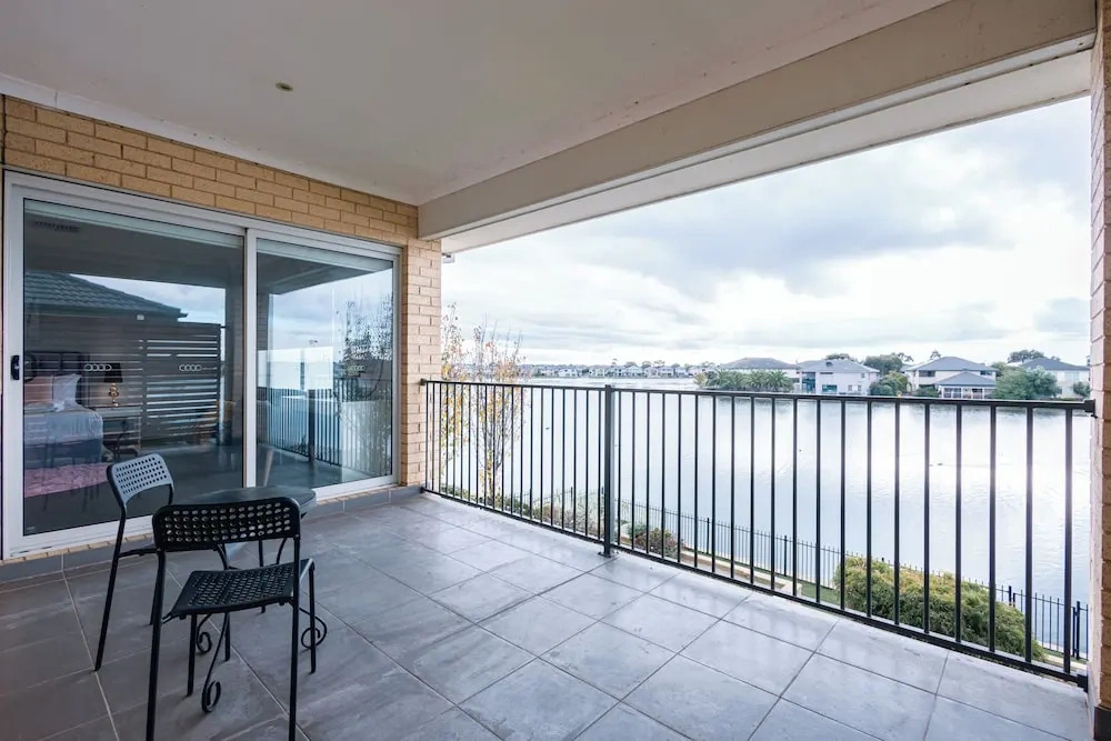 Waterfront Grand Villa for Big Group