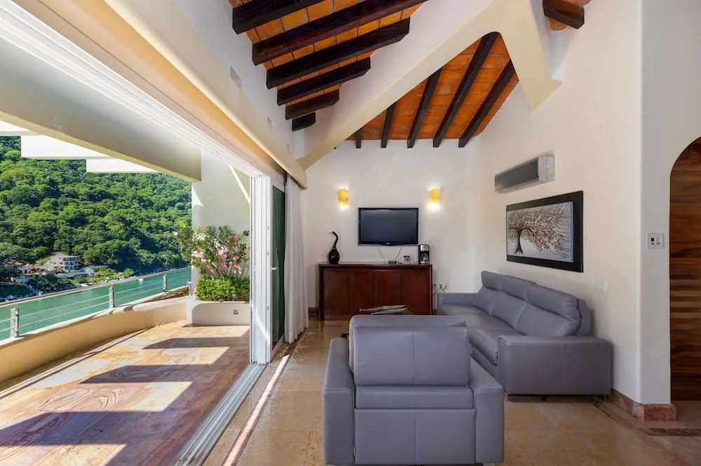 Elegant Suite With Beach View