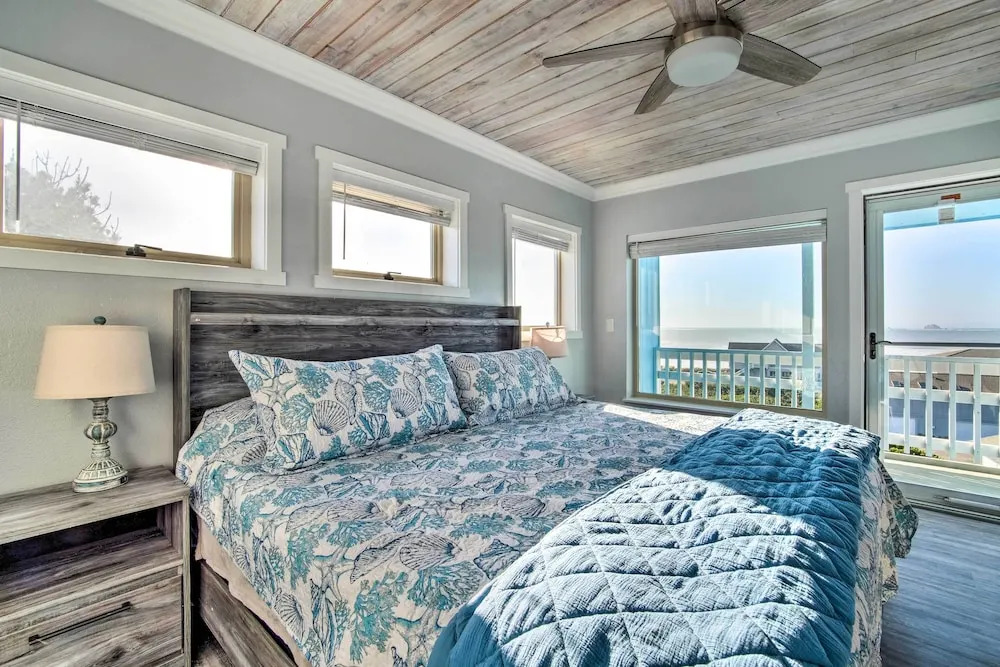 Gold Beach Home w/ Hot Tub, 1/4 Mi to Beach