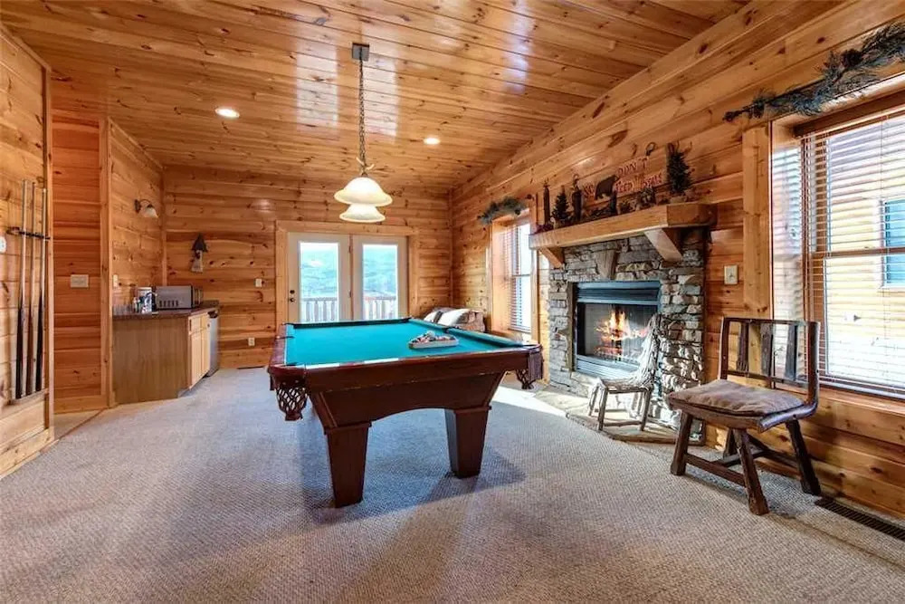 Mountain Paws Retreat 5 Bedroom Home with Hot Tub
