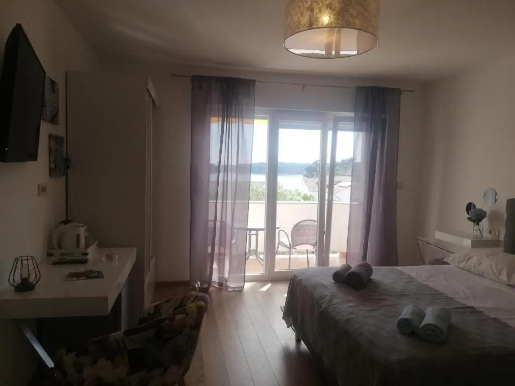 Riviera Rooms and Apartments