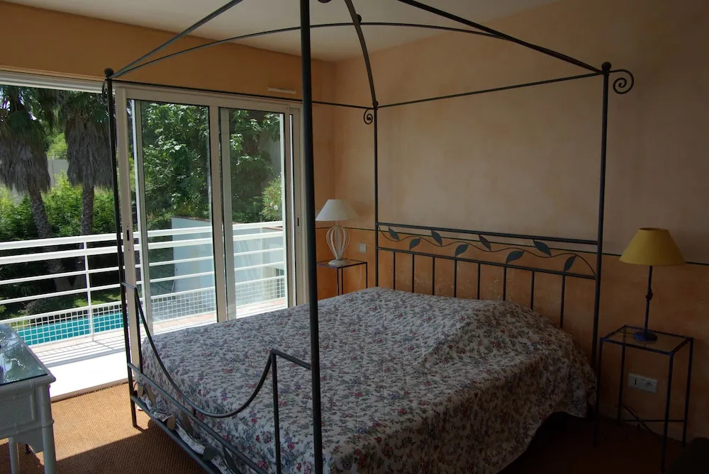 Cannes-SuperCannes-GolfeJuan--VILLA ALAMP--Vue mer exceptionnelle méditerranée et Cap dAntibes--4 à 6 chambres--6 SDB--7 WC--Piscine sans vis à vis--Superbe rooftop panoramique--Terrasses--Cuisine américaine--Grand Living 100m2--Courts séjours possibles
