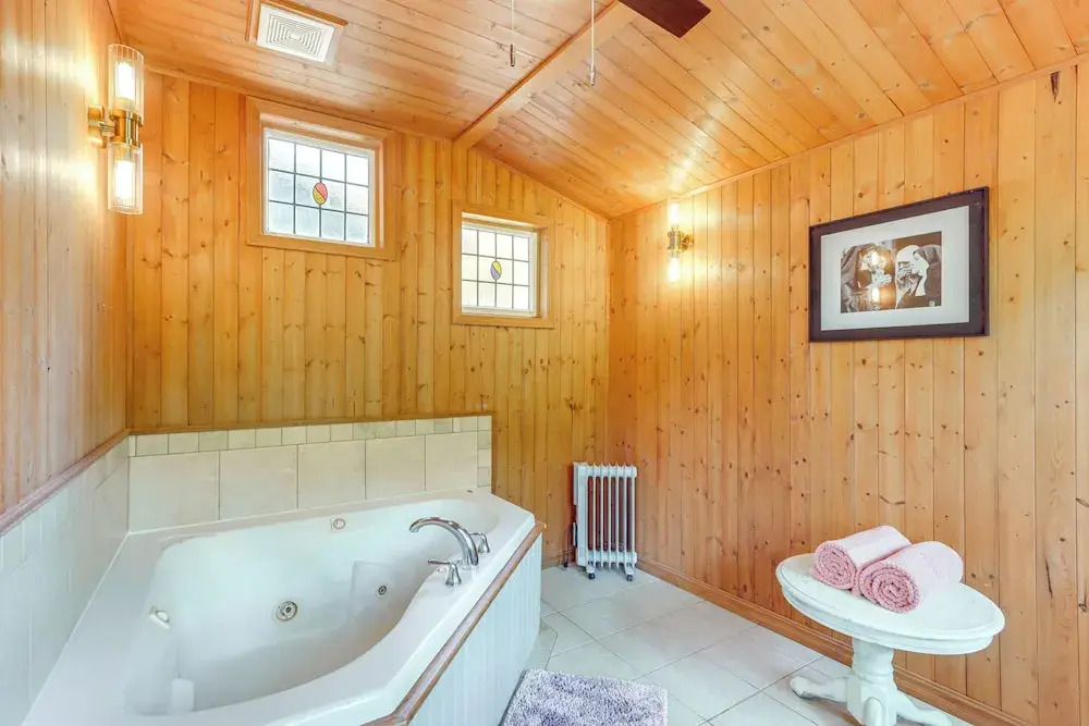 Lakefront Cabin < 3 Mi to Dtwn Eureka Springs!