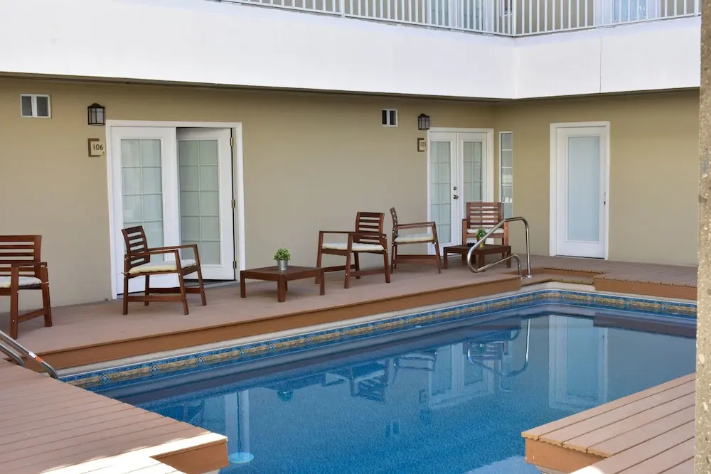 California Comfort & Suites