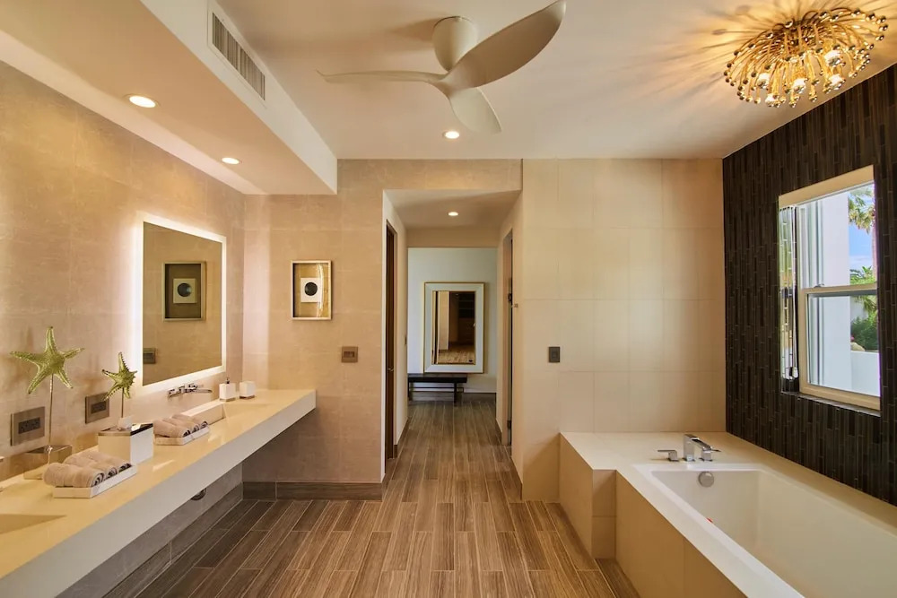 Luxurious Oceanfront Living, Minutes From Downtown: Villa Land's End