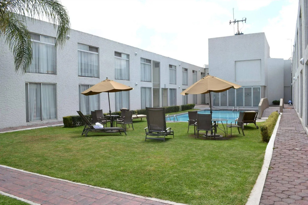 La Posada Hotel y Suites
