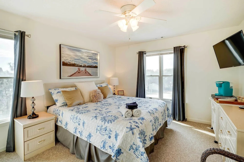 Hot Tub & Fire Pit: Outer Banks Family Getaway!