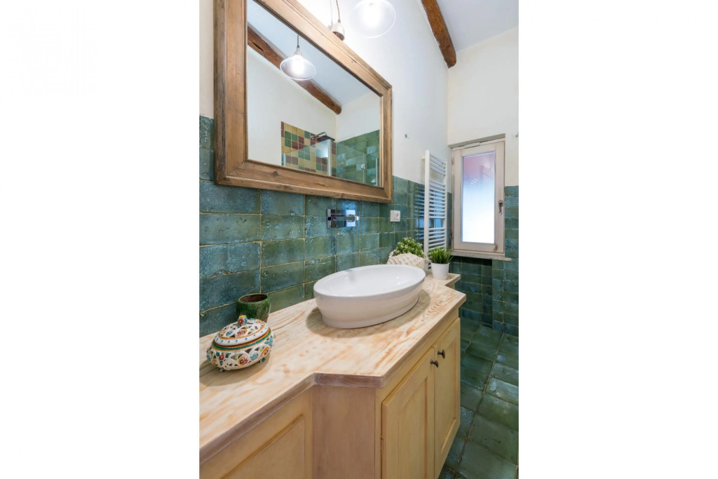 Exclusive villa with swimming pool and private park. The main part hosts 5 comfortable bedrooms (4 d-VILLA NINA