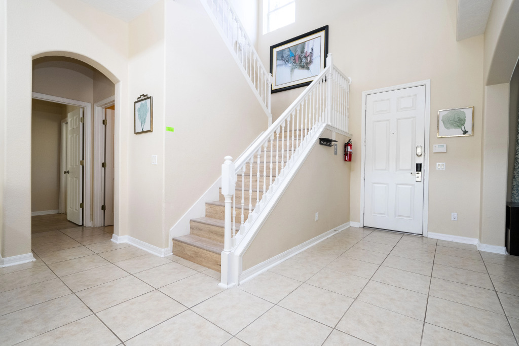 Stunning 5 Bd Home w/ Pool Close to Disney 7420