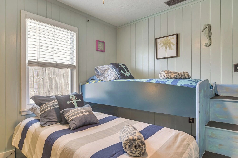 Near Beach & Corey Ave! Walkable Snowbird Escape