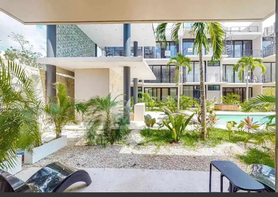 108 Amena Minutes to the Beach with Pool & Gym