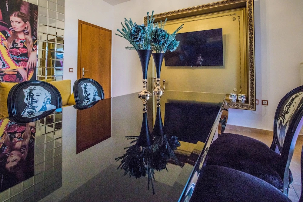 LUXURY SUITES - parking , central suites
