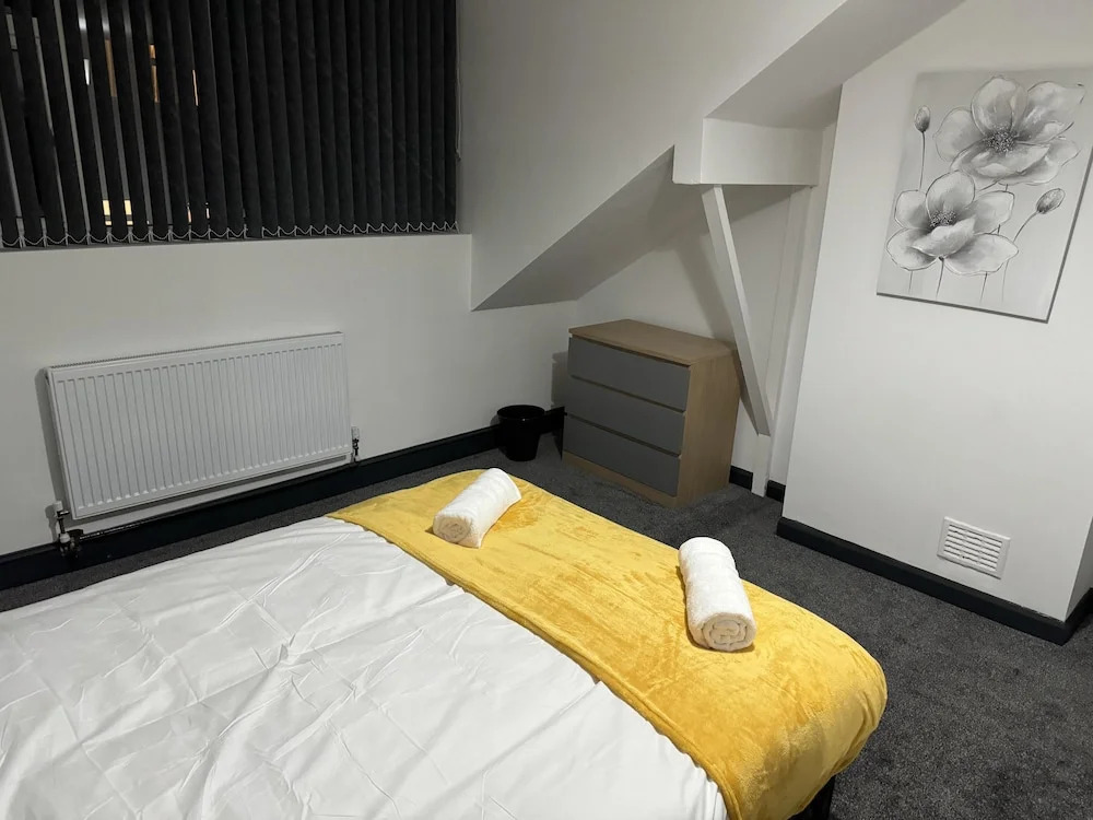Stunning 4-bed House in Leeds Close to Center