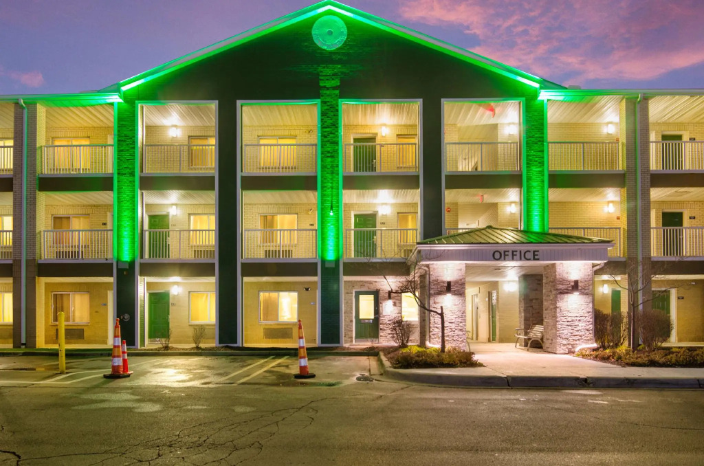HomeTowne Studios by Red Roof Detroit - Livonia