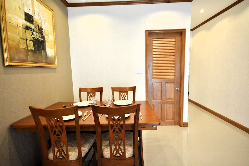 Spacious Corner 1-bedroom Condo With 2 Balconies - Baan Suan Lalana