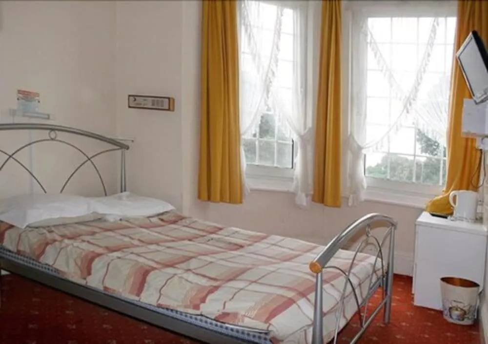 Oyo The Chatsworth Hotel