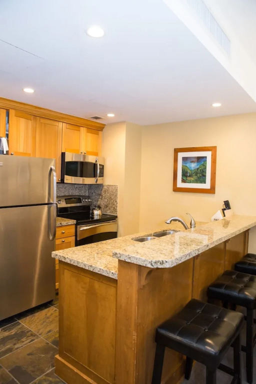 Updated 2 Bedroom -Fireplace & Balcony by RedAwning