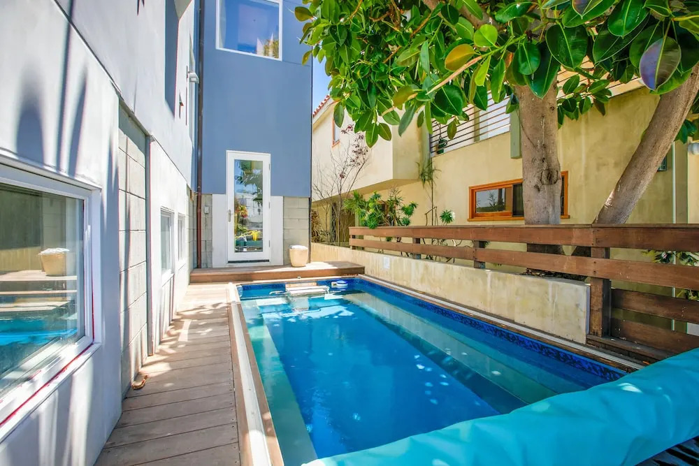 New Listing! Venice Canal-front W/ Pool, Near Beach 5 Bedroom Home