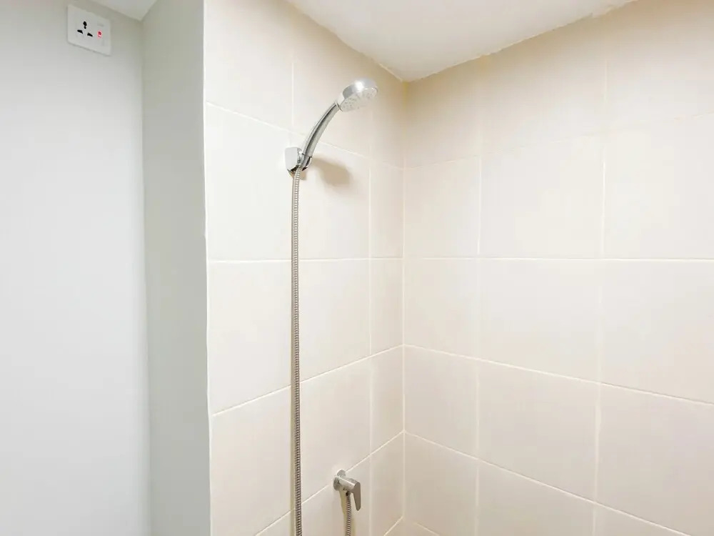White Accent Studio At Apartment Meikarta Near Paramadina University