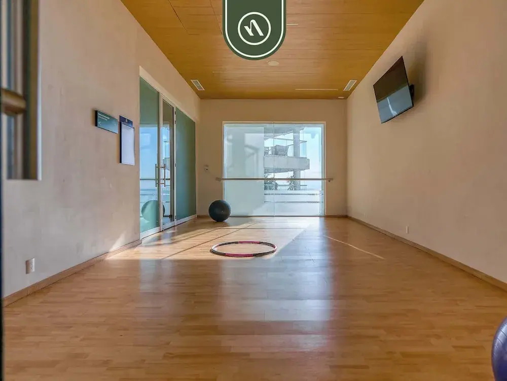 Luxury Oceanfront Studio - Beach - Pools - Gym
