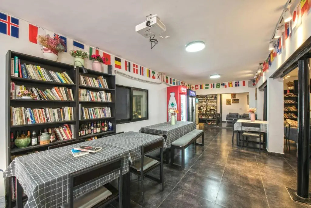 Hidden Garden Youth Hostel -Oriental Pearl &Lujiazui -Garden Social Area -Bar -Café -Free Laundry Luggage Storage -24H Front Desk -English Service
