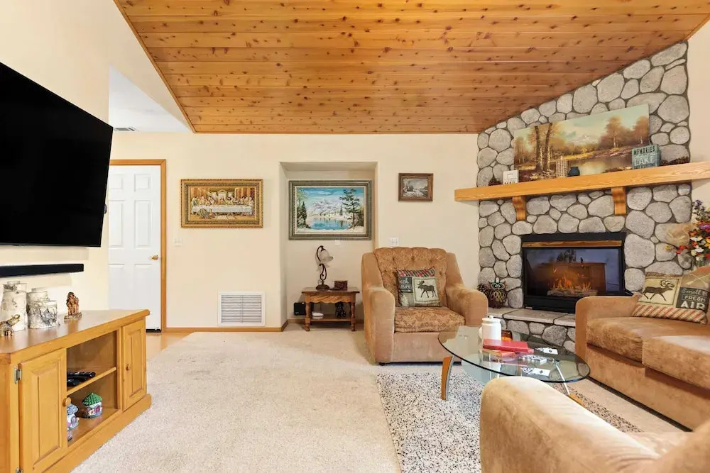 Alpine Retreat w/ Private Deck, Views, Outdoor Dining Alpen Drive by Avantstay