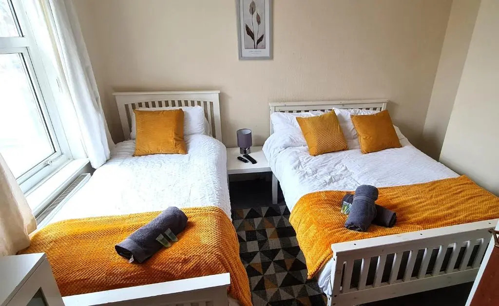 Ruby Retreat - Entire House - WiFi - 4 Bed - Garden - Maidstone Town