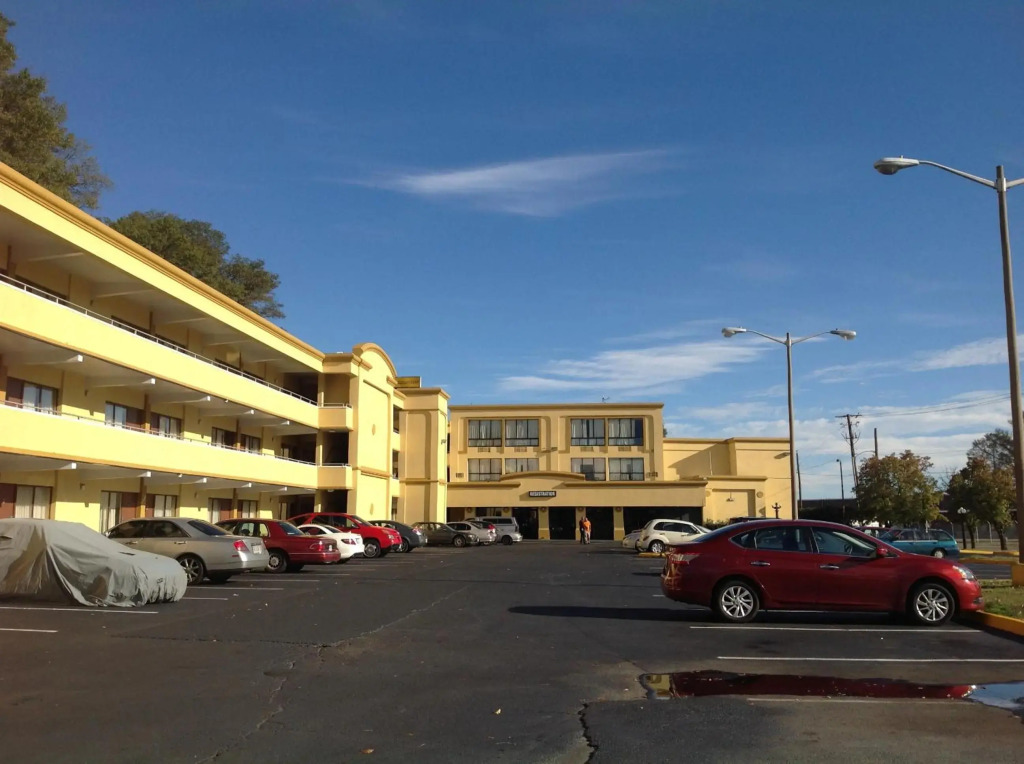 DIAMOND INN & SUITES