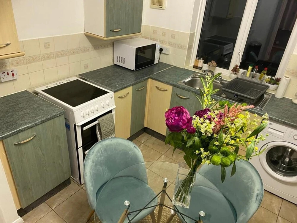 Impeccable 2 bed Flat in Ashford Near Ashford Int