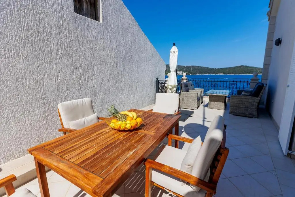 Seafront Apartment For4