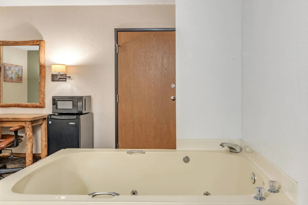 Econo Lodge, Downtown Custer Near Custer State Park and Mt Rushmore